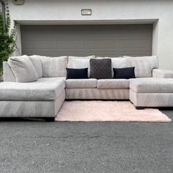 Huge Beige Sectional Couch From Ashley Furniture In Excellent Condition- FREE DELIVERY 🚛