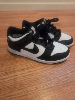 Boys Nike's Dunk Low panda sz 2
