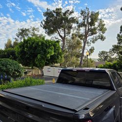 Trifold truck bed cover