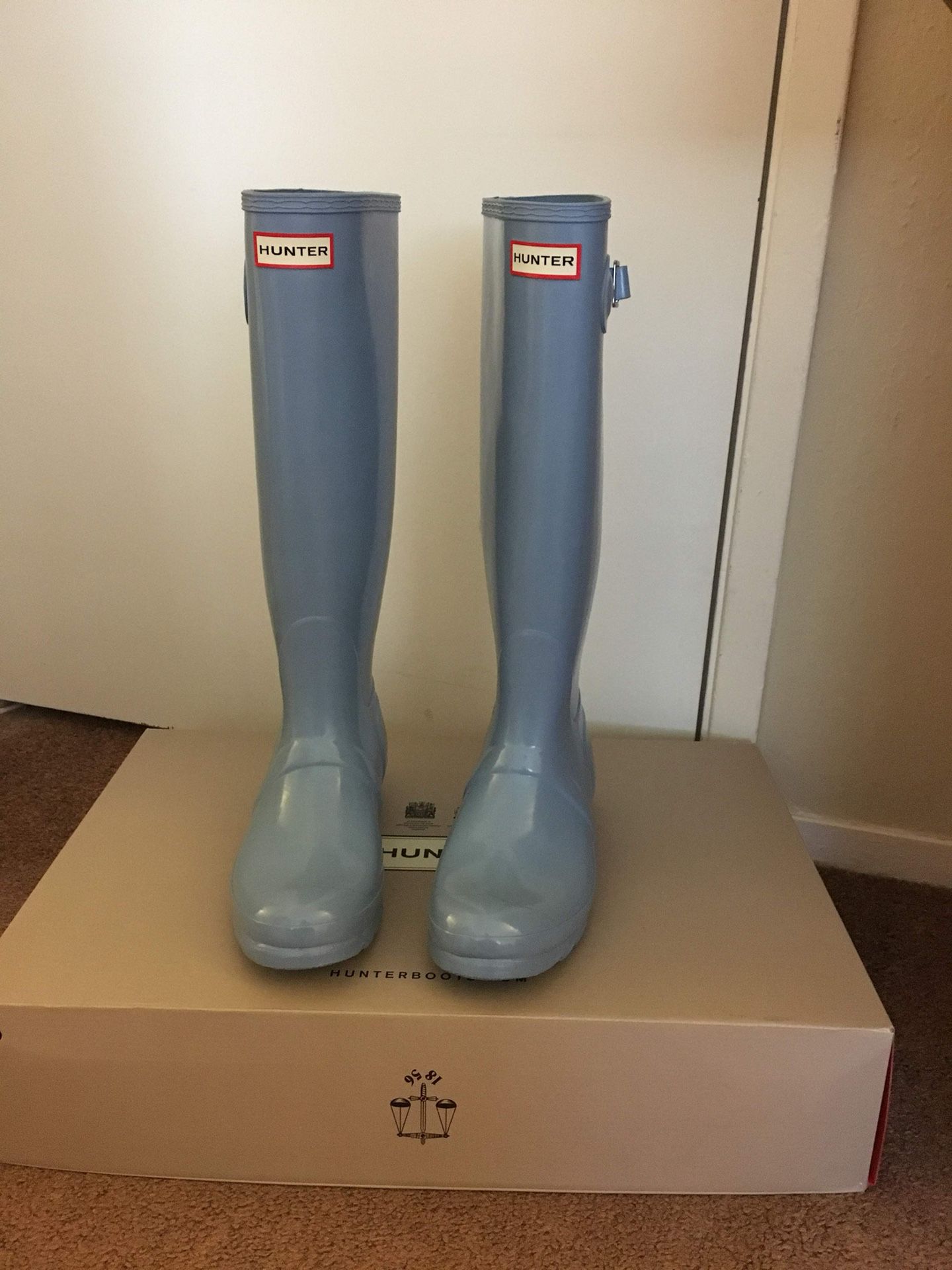 100% Authentic Brand New in Box Hunter Original Tall Gloss Rain Boots / Color Pale Blue / Women size 7