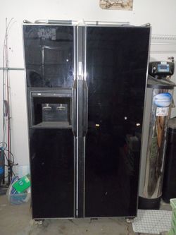 Amana side by side refrigerator/ freezer