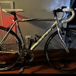 Fuji Roubaix Road Bike MINT ! Less Than 100 Miles