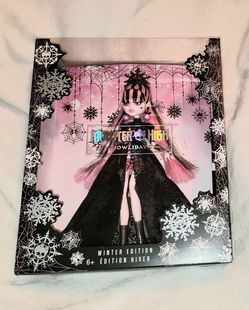 MONSTER HIGH 2022 DRACULAURA HOWLIDAY CHRISTMAS HOLIDAY DOLL NEW IN BOX--PRICE IS FIRM