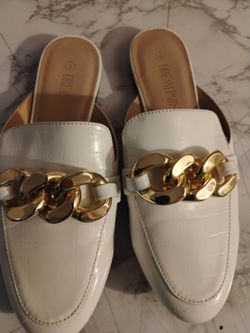 Dream Pairs White Chain Mule Flats sized8