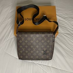 ($120) Louis Vuitton Messenger bag