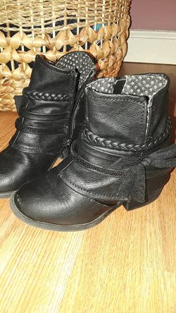 Girl's black boots