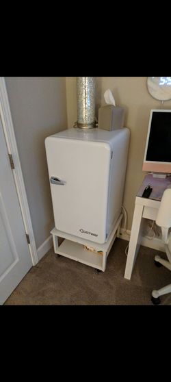 White mini fridge w/small freezing compartment