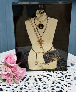 DRESS FOR SUCESS PARIS WALL DECOR