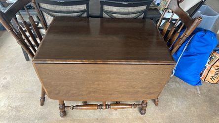 Dinning room table antique circa 1970