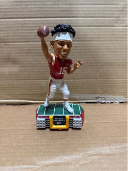 FOCO Patrick Mahomes II #15 Kansas City Chiefs Legends Of The Field Bobblehead NFL 2019