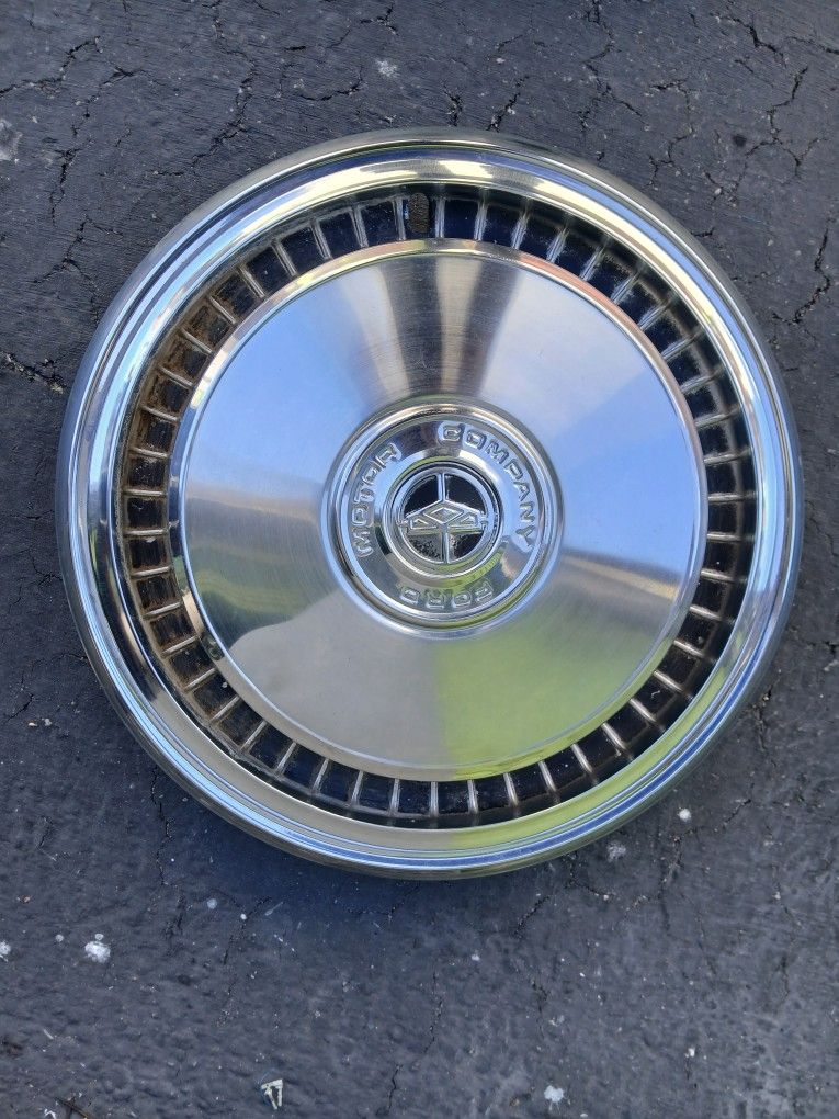 Four Vintage Ford Hubcapa