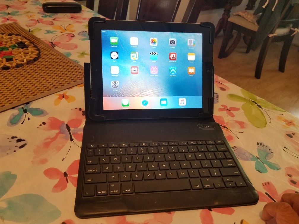 Ipad 2 with leather keyboard case