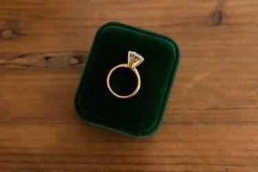 2.63 ct IGI Certified F/VVS2 Lab Diamond Engagement Ring – 18K Gold