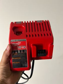 Milwaukee M12 and M18 12-Volt/18-Volt Lithium-Ion Multi-Voltage Battery Charger