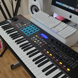 Akai MPK261 MIDI Keyboard Controller – Like New w/ Original Box