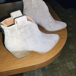 Size 6 Woman's Boots 