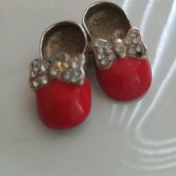 Red.
 Slippers broach.