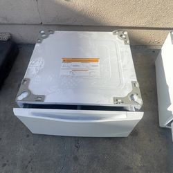 Washer and dreyer pedestals