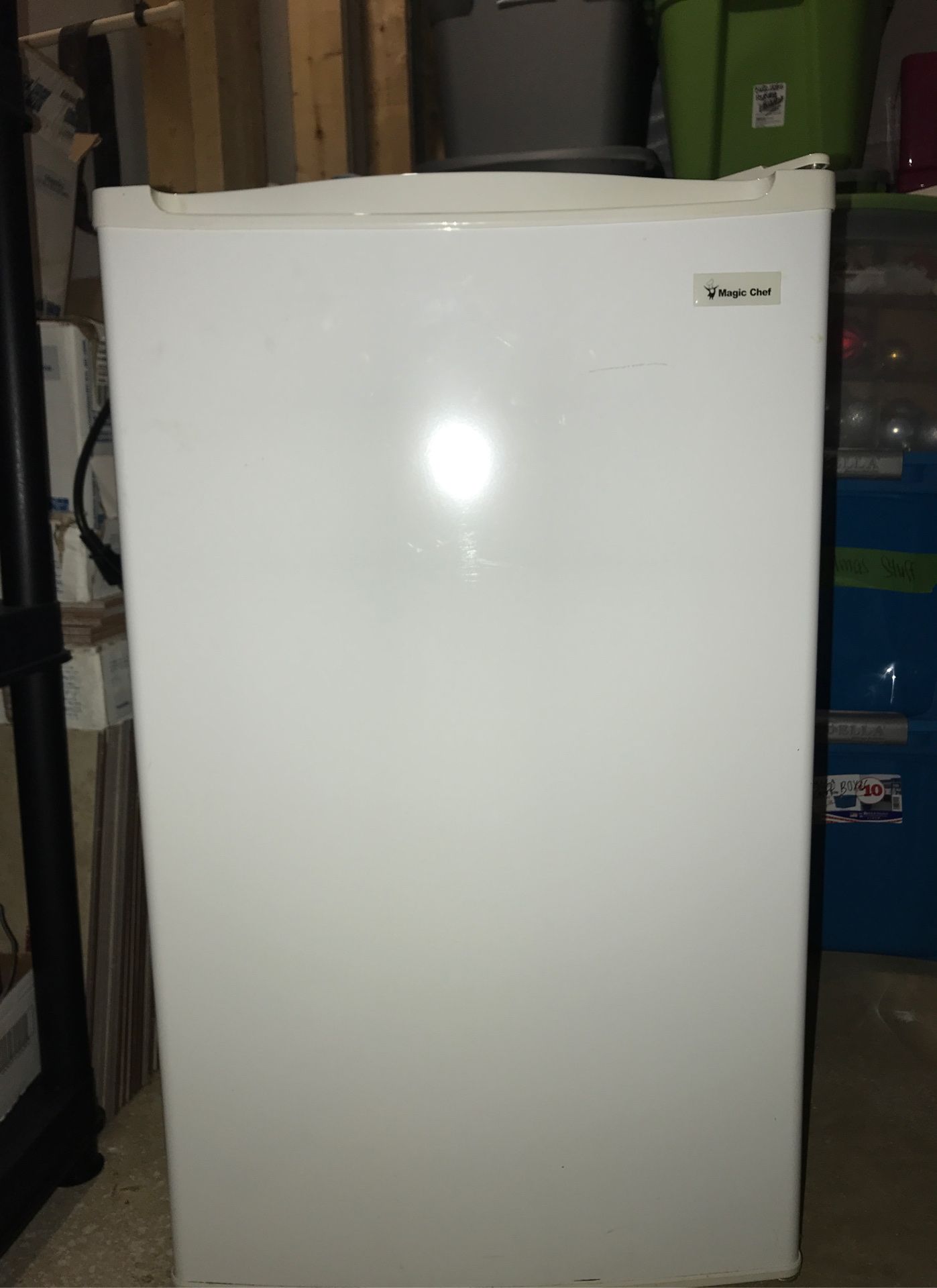 Magic chef mini fridge. 19’’x 31’’