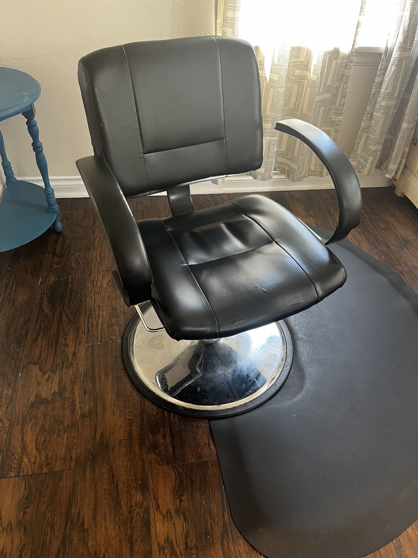 πΊ Hydraulic Salon Styling Chair with Mat β Great Condition