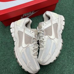 NIKE AIR ZOOM VOMERO 5 BEIGE SIZE 10W 8.5M