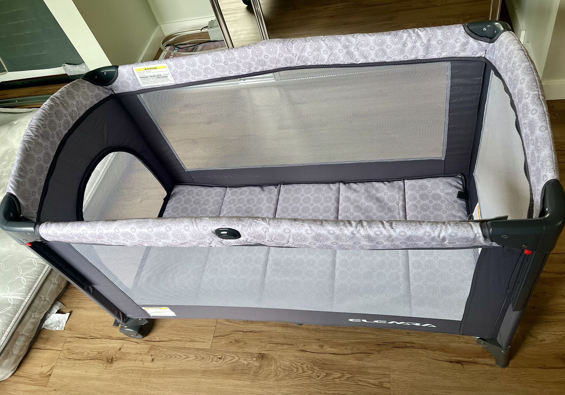 4 in 1 Crib / Playpen / Changing Table / Bassinet [Brand NEW]