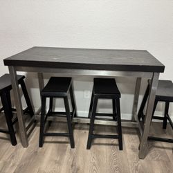 Table and 4 Barstools