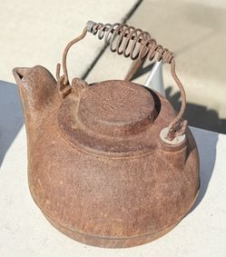 Heavy Cast Ironkkettles Wagner in Sidney, Ohio. 3 Quarts(12cups)