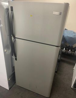 Good Frigidaire Refrigerator - GREAT condition!