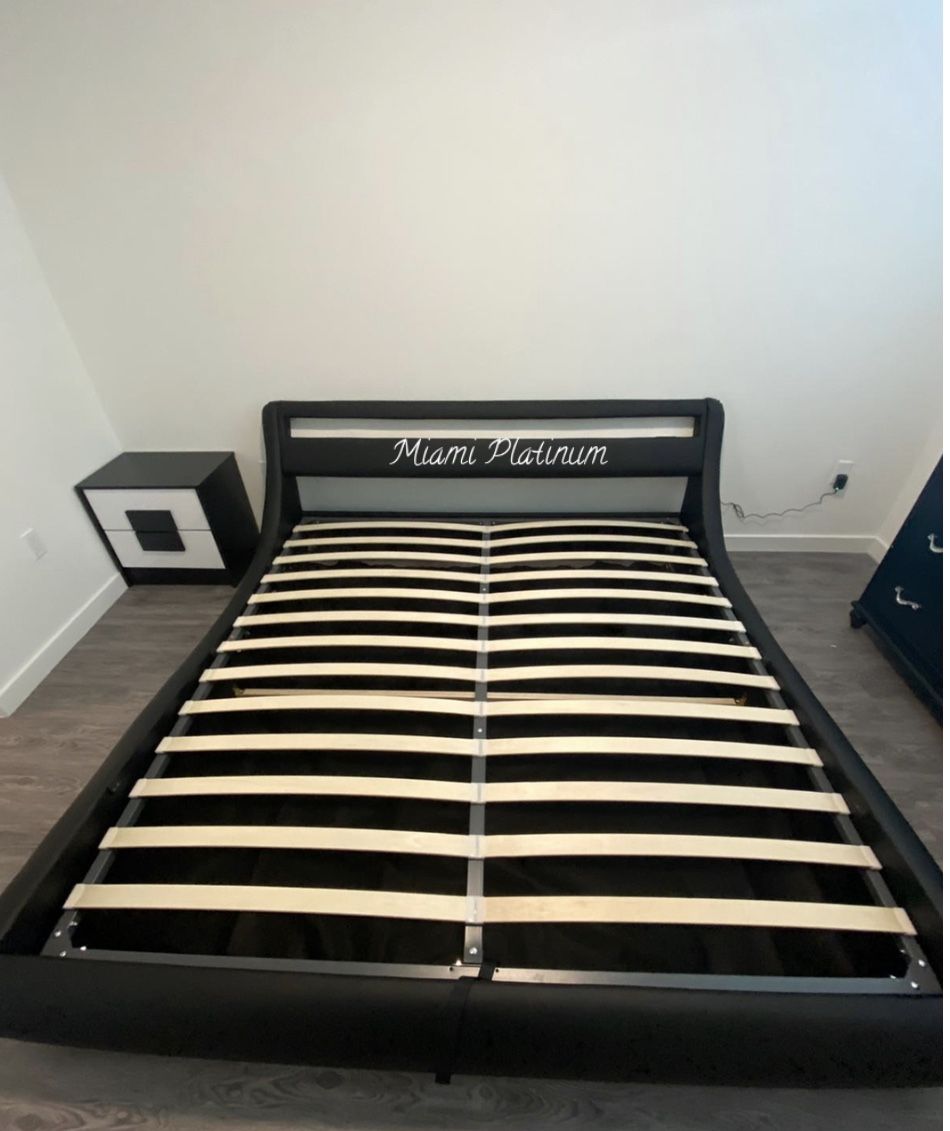 King Bed 🛌 Frame /// Financing Available