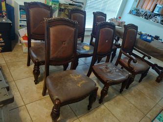 Sillas de madera para reparar. Estoy pidiendo $10 por cada una. Son 6 en total.