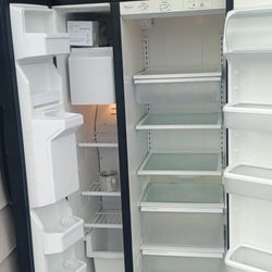 Refrigerator For Sale. 