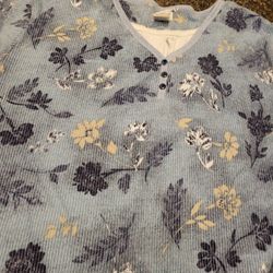 Women 26w/28w (4XL) Northcrest button vneck (with white ami) blue floral ribbed long-sleeve flannel  Lot 10