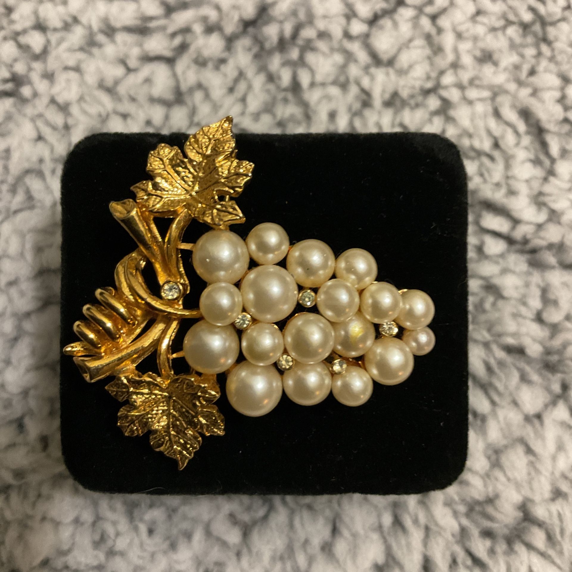 Vintage Goldtone Brooch With Pearls And Rhinestones,by(CAPRI)