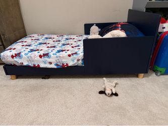 Toddler bed frame