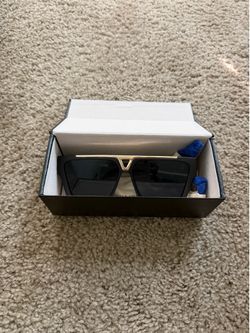 The 1.1 Evidence sunglasses exude statement-making appeal. Inspired by the iconic Millionaires style, these standout glasses reflect Virgil Abloh's ed