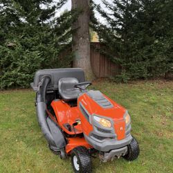 Husqvarna YTH22V46 Riding Lawnmower Mower With Bagger 