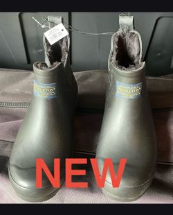 BRAND NEW Rubber/Rain Boots