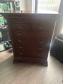 Bassett antique 8 drawer dresser