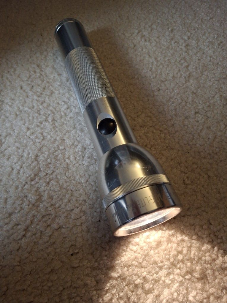 Silver MagLite 2 D Cell Flashlight