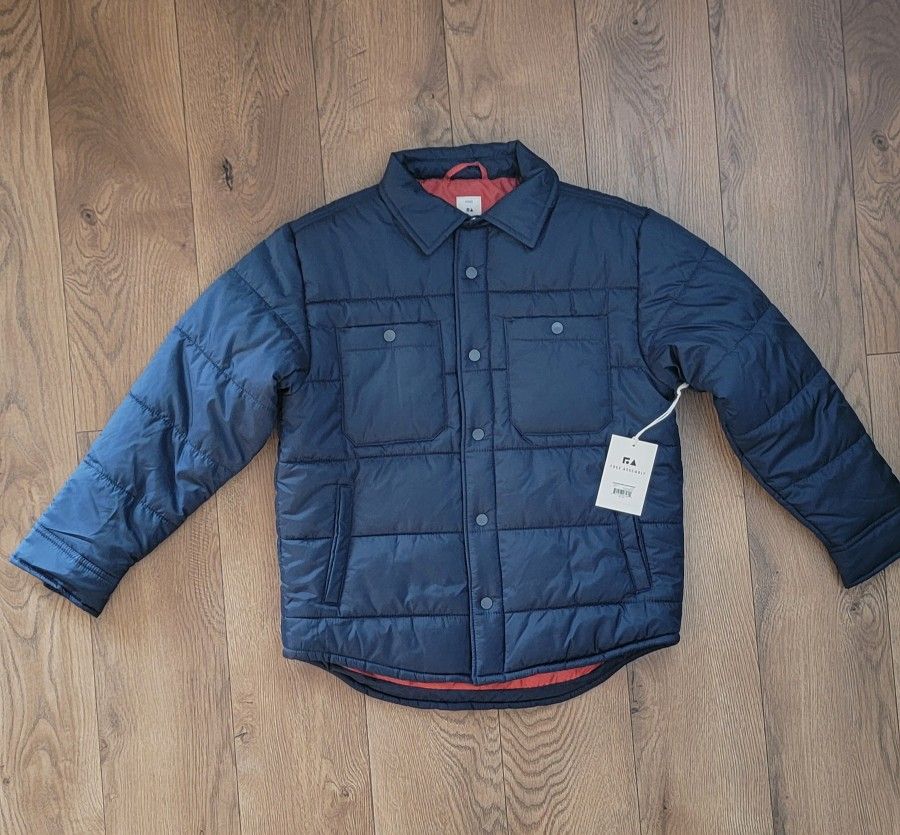 Boy blue puffer short jacket
New size L (10/12)