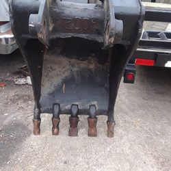 24" Caterpillar Digging Bucket