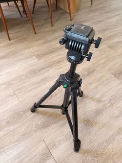 Magnus VT-300 Video Tripod with Fluid Pan/Tilt Head