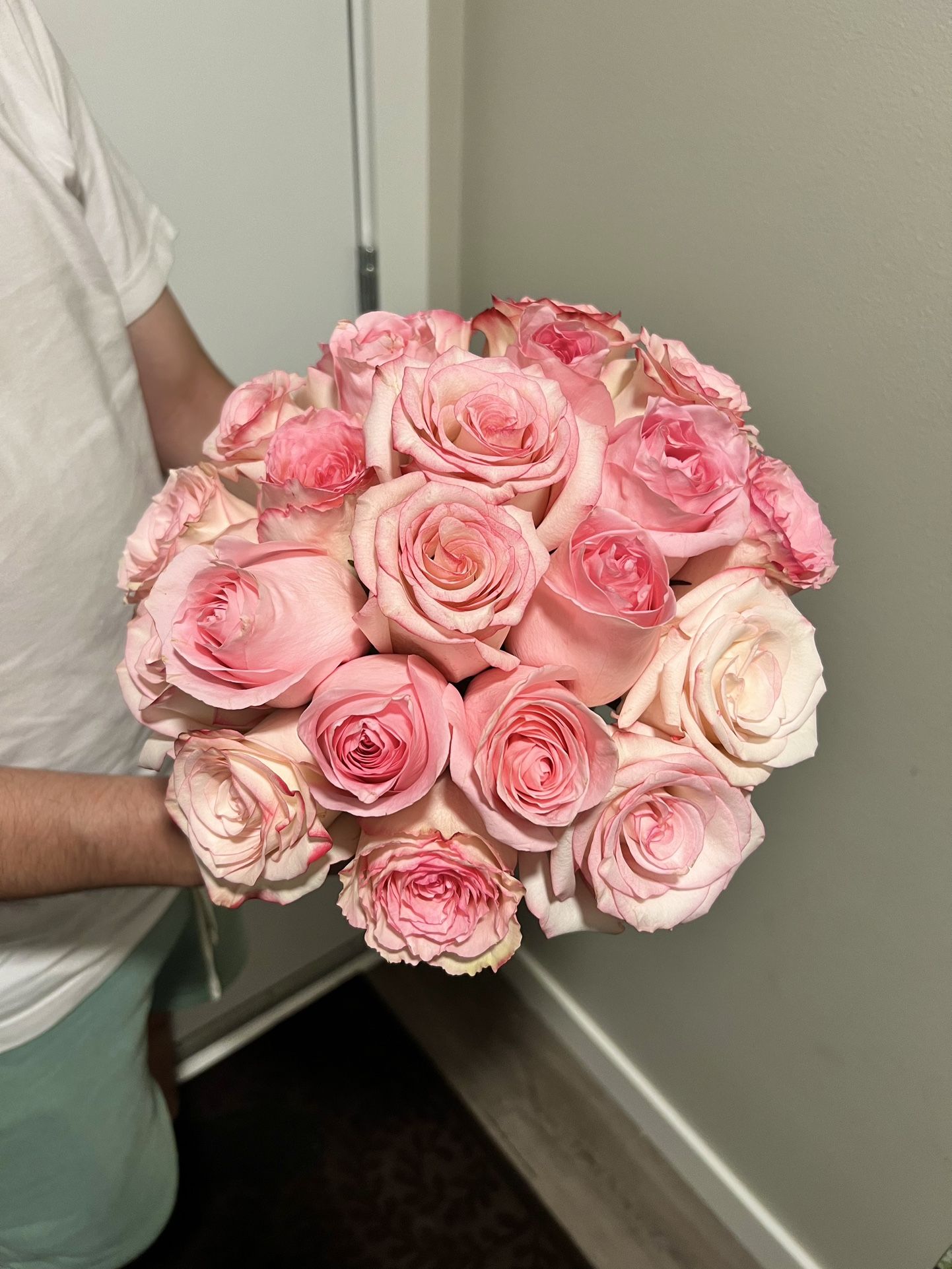 Fresh Roses, Vased Bouquet 