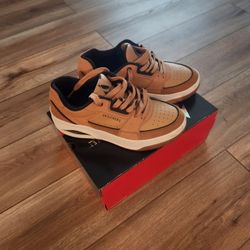 Size 9 Skechers Sneakers!
