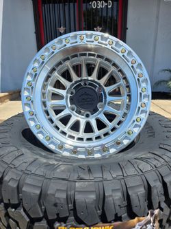 17" LOCK Mojave rims w/ 35x12.50R17 Ridgecrawler RT tires