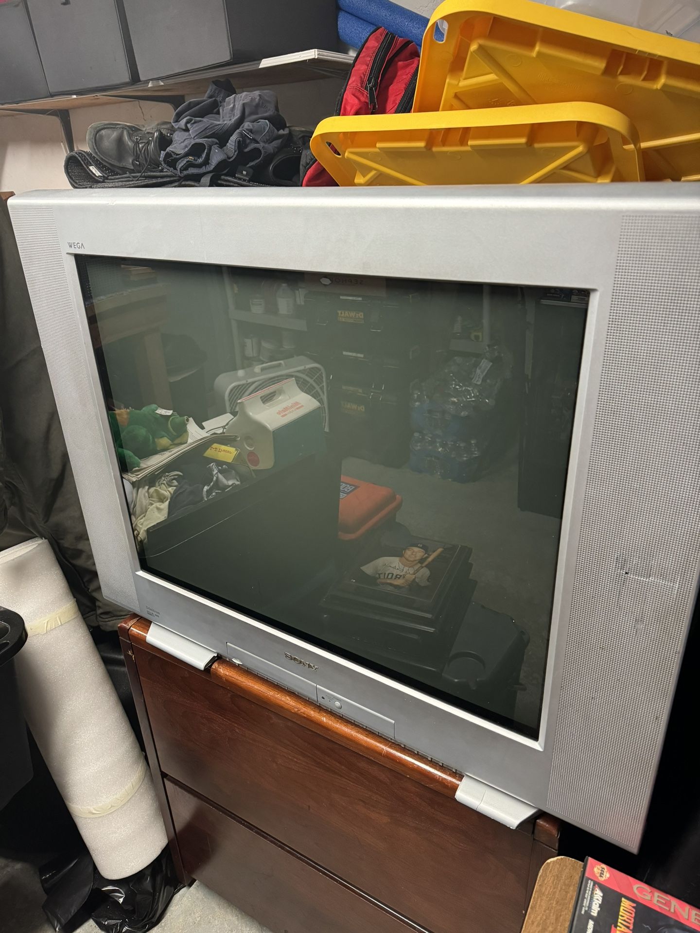Sony Trinitron Wega CRT Tv