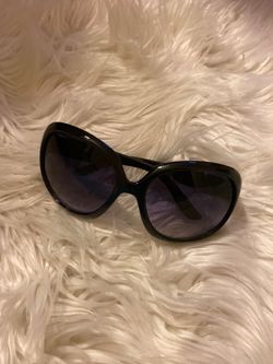 Black large lens sunglasses 😎 new never worn. Ships next day