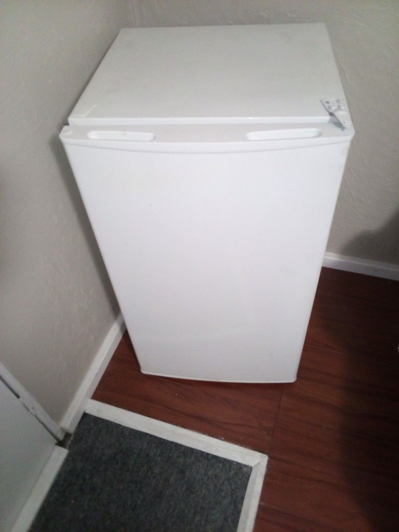 MINI FRIDGE MAKE OFFER 