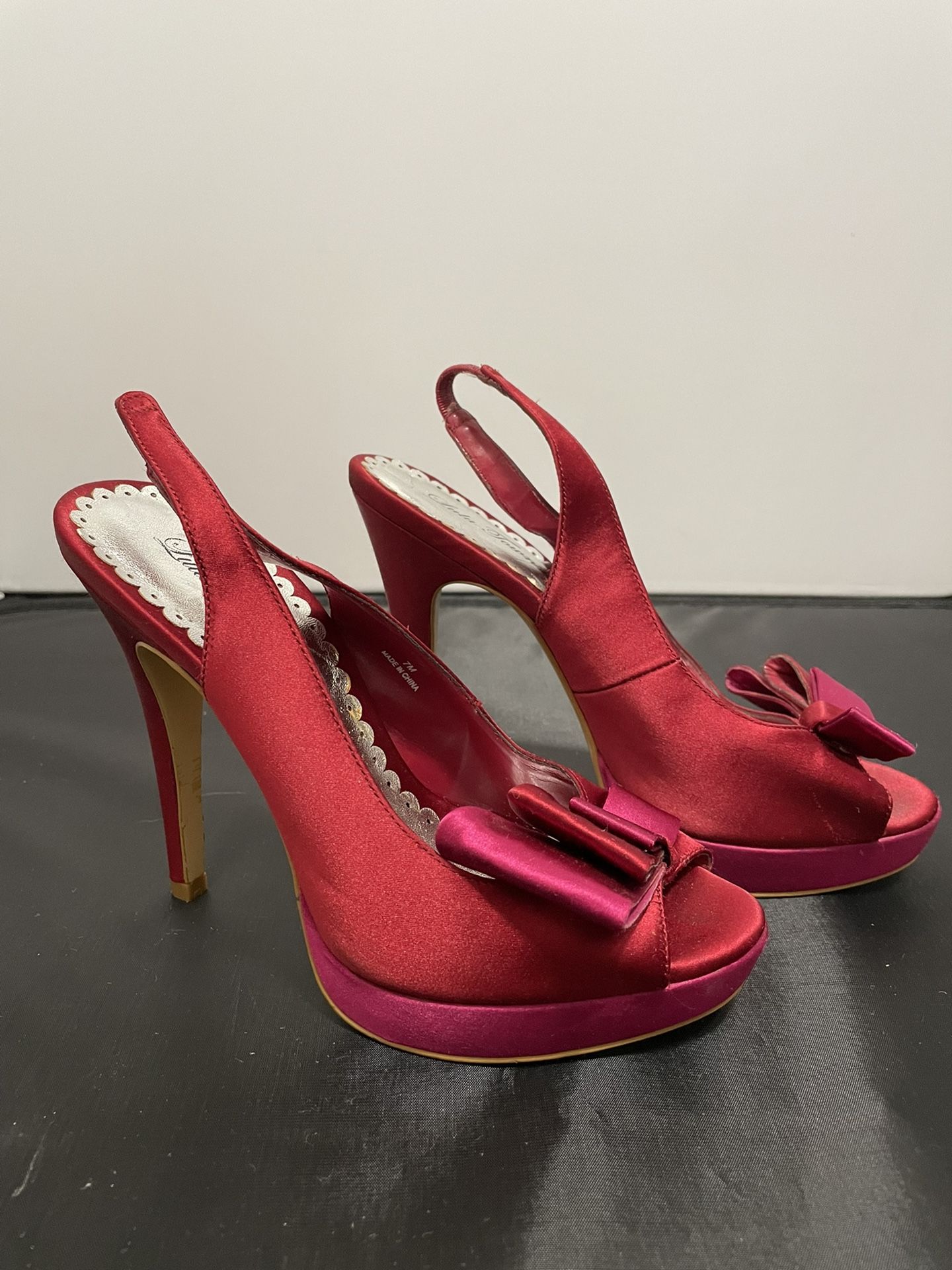 Ladies high heels size 7 heel size 3.5 inches long in excellent condition as seen in pictures.